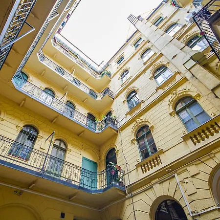 Apartment Urania *